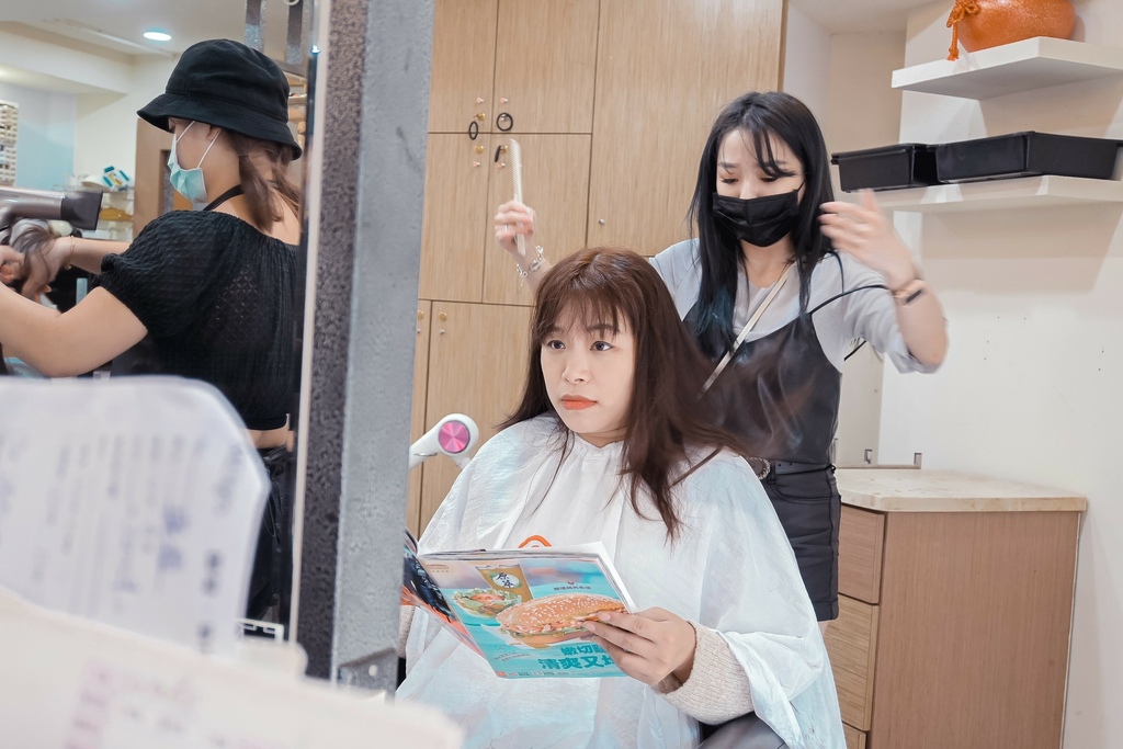 【台北燙髮】209 HAIR STYLIST三民店：2021最流行秋冬髮型，日系浪漫魚尾捲，微捲內彎一秒變女神。 @女子的休假計劃