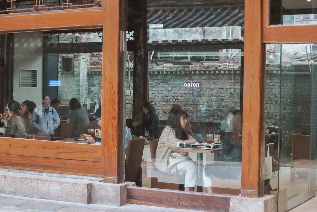【首爾咖啡廳】Cafe Onion安國店：超人氣火紅傳統韓屋咖啡廳，白雪小山Pandoro必點！ @女子的休假計劃