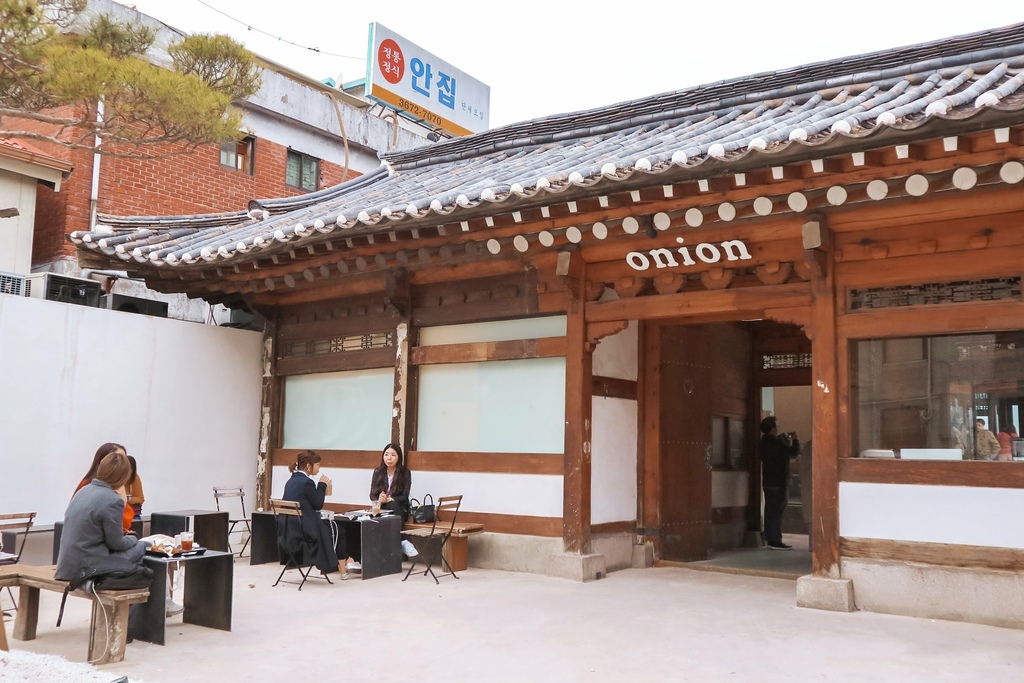 【首爾咖啡廳】Cafe Onion 安國店：超人氣火紅傳統韓屋咖啡廳，白雪小山Pandoro必點！ @女子的休假計劃