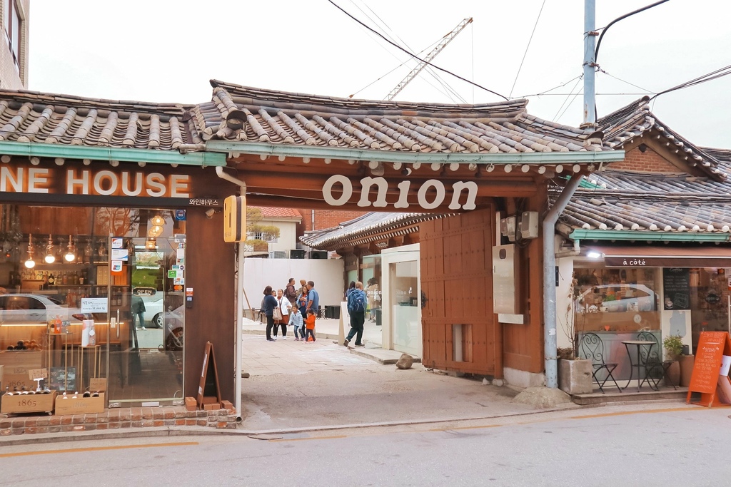 【首爾咖啡廳】Cafe Onion 安國店：超人氣火紅傳統韓屋咖啡廳，白雪小山Pandoro必點！ @女子的休假計劃