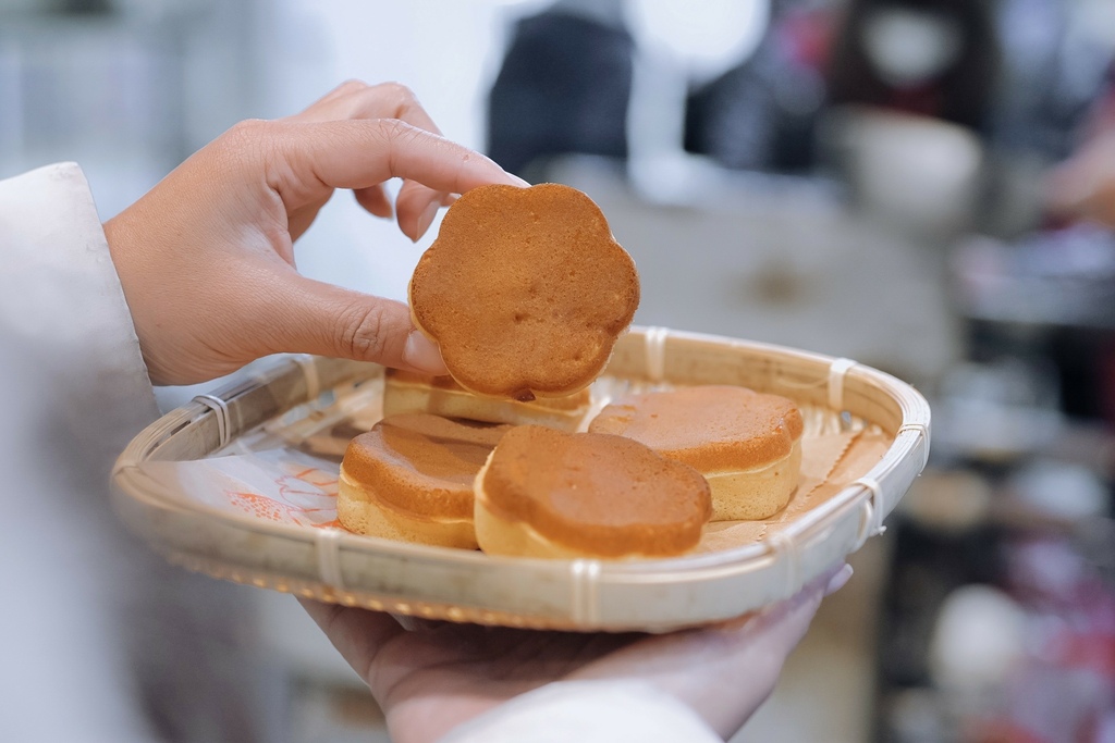 【新竹美食】梅花雞蛋糕：新竹在地人兒時回憶古早味，老饕吃這間就對了。 @女子的休假計劃