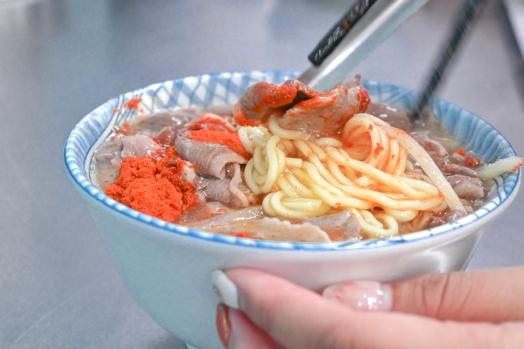 【三重美食】北港江記龍門生炒鴨肉焿，在地飄香30年，堆成辣椒粉山才對味/外帶 @女子的休假計劃