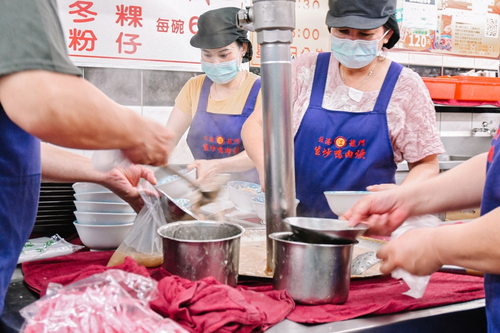 【三重美食】北港江記龍門生炒鴨肉焿，在地飄香30年，堆成辣椒粉山才對味/外帶 @女子的休假計劃