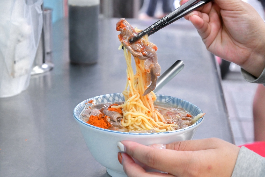 【三重美食】北港江記龍門生炒鴨肉焿，在地飄香30年，堆成辣椒粉山才對味/外帶 @女子的休假計劃