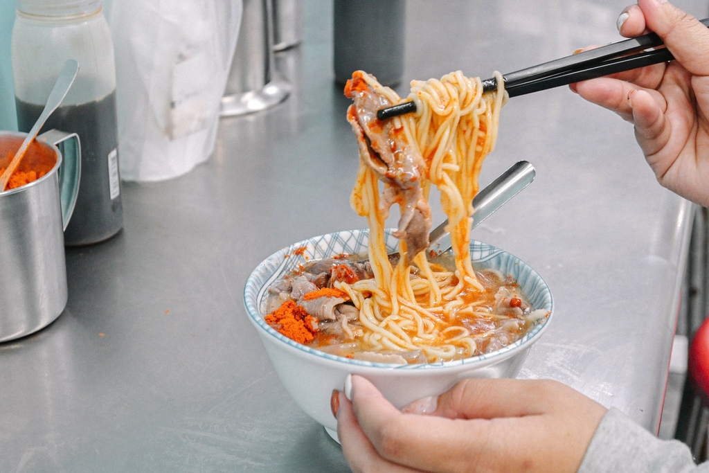 【三重美食】北港江記龍門生炒鴨肉焿，在地飄香30年，堆成辣椒粉山才對味/外帶 @女子的休假計劃